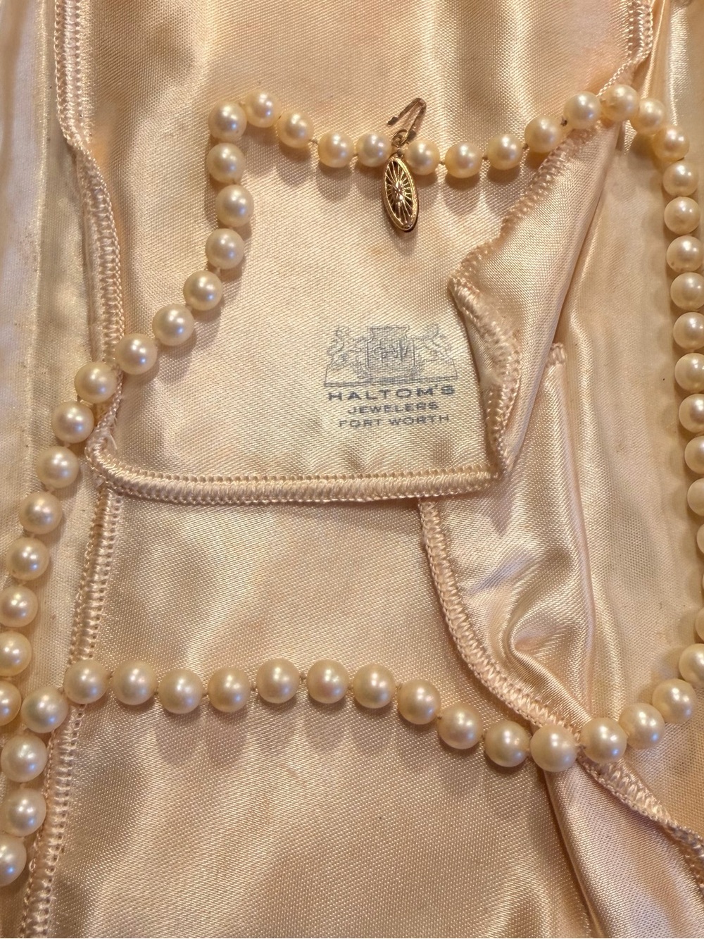 Vintage Haltom’s Jewelers 14K Gold 18” Knotted Akita Pearl Necklace With Pouch
